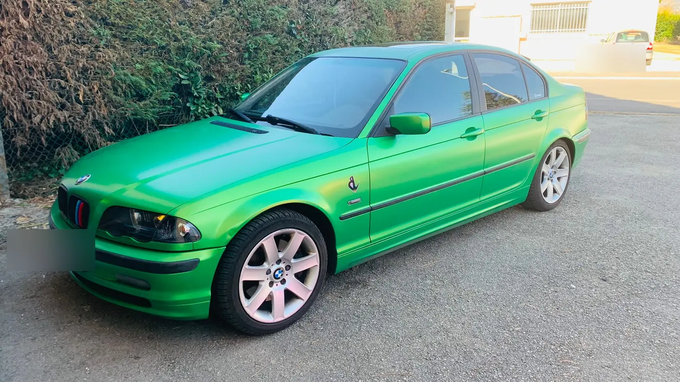 BMW Série 3 en covering vert brillant