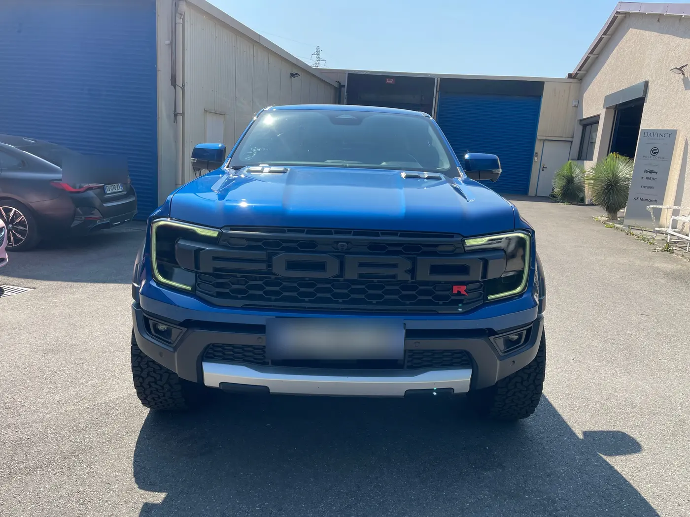 Ford Ranger en covering bleu brillant