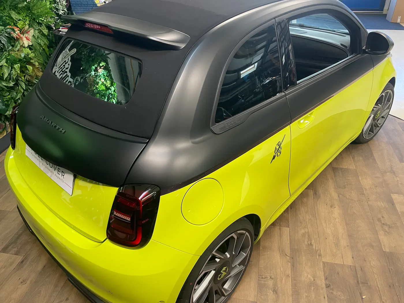 Fiat 500 en covering deux tons, carrosserie jaune et toit noir