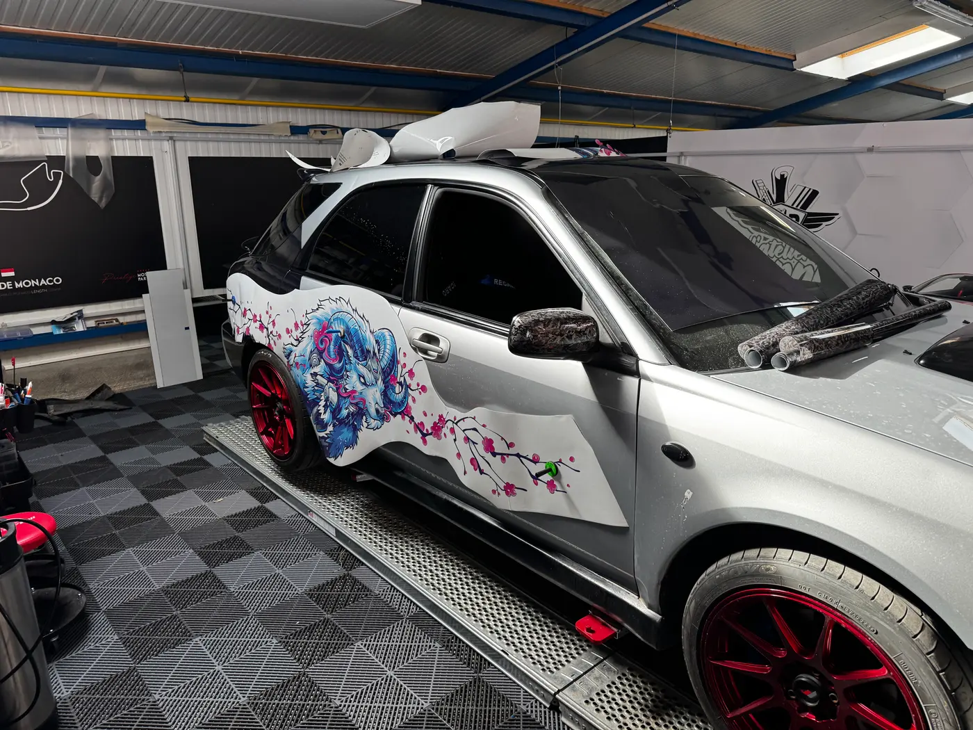 Subaru Impreza en covering imprimé personnalisé avec motif illustré
