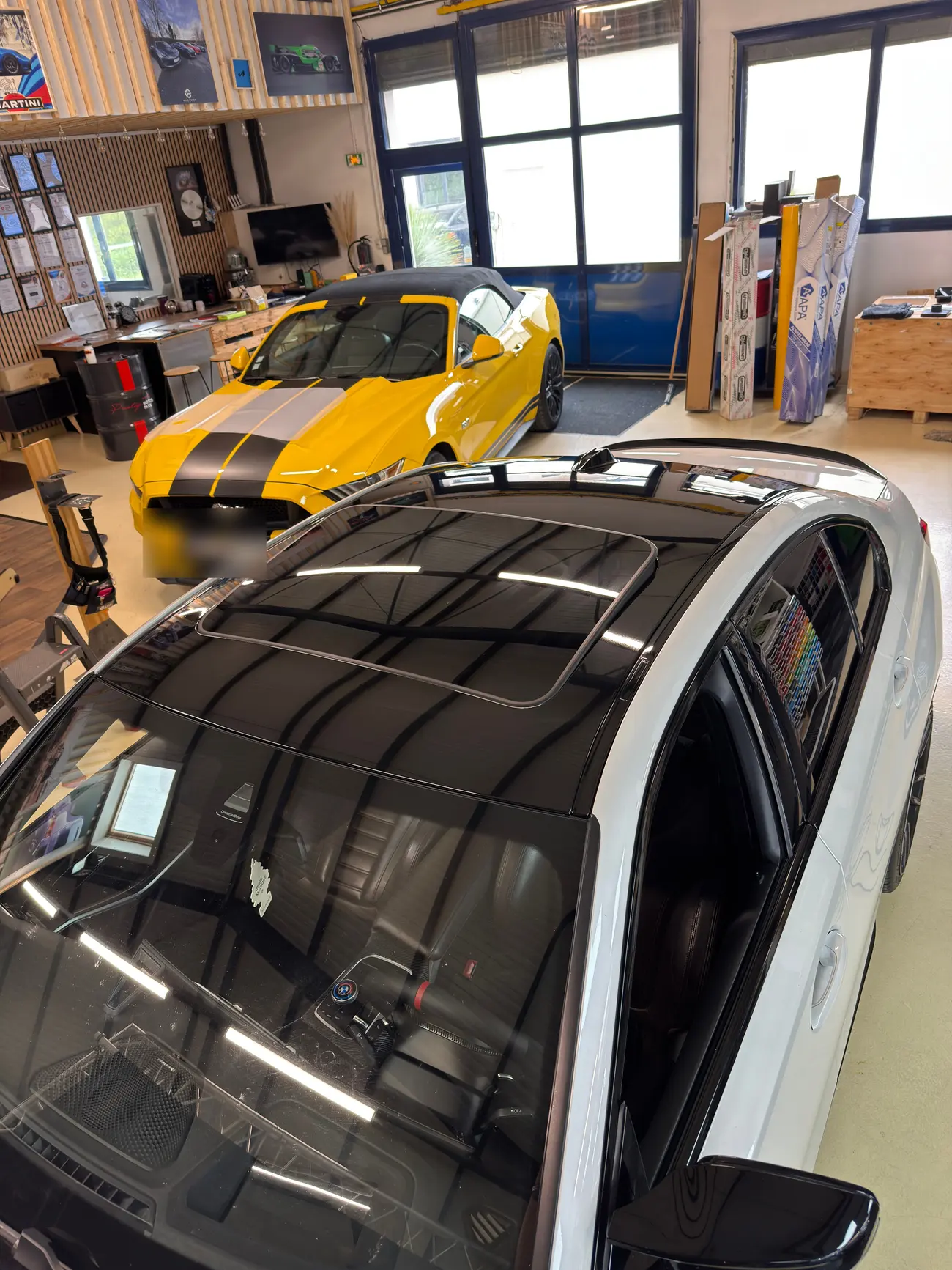 Toit de voiture recouvert d'un covering noir brillant