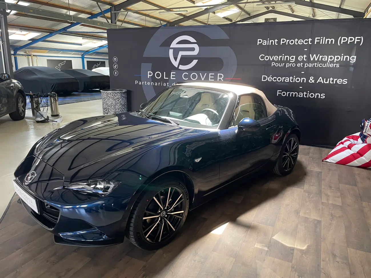 Mazda MX-5 bleu foncé protégée par un film PPF transparent