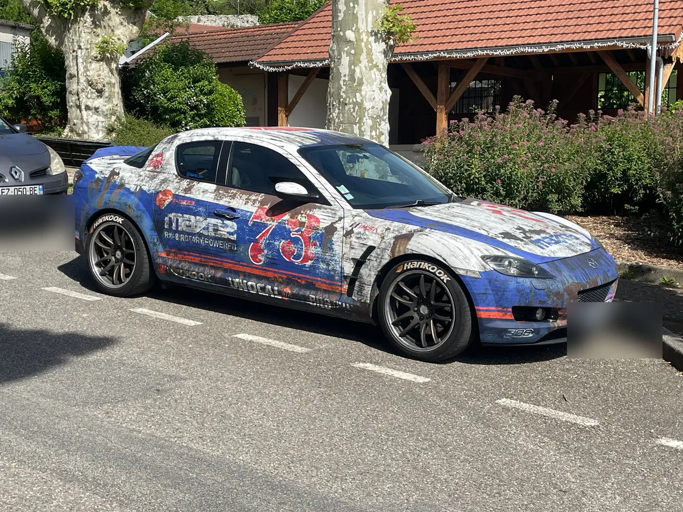 Mazda RX-8 en covering imprimé effet rouille, livrée course numéro 73 (design sur mesure)