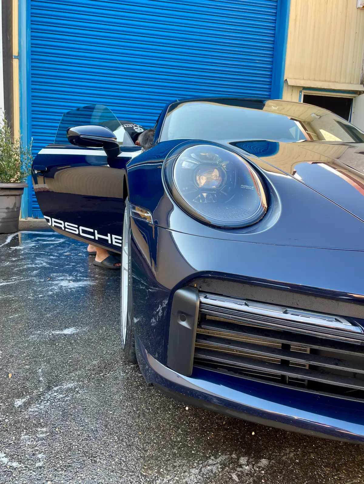 Porsche 911 nettoyée avant la pose d'un film de protection de carrosserie PPF