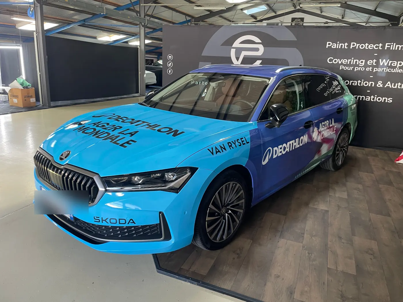 Break Skoda en covering publicitaire aux couleurs d'un sponsor cyclisme