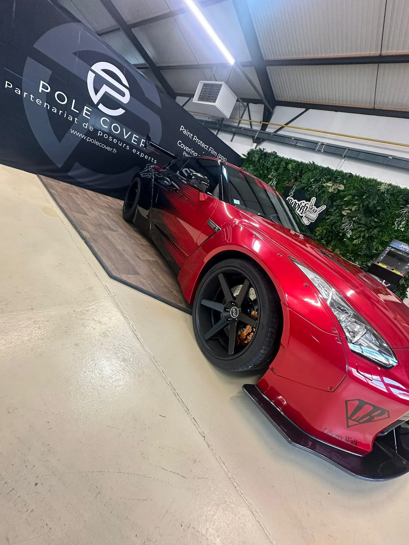 Nissan GT-R exposée dans l'atelier de pose PPF et covering