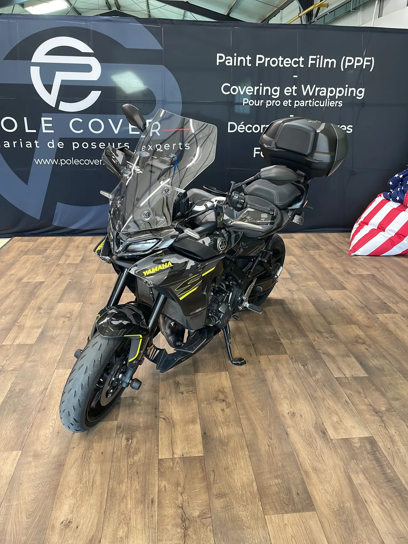 Moto Yamaha Tracer habillée d'un kit déco en covering, qui protège aussi la peinture