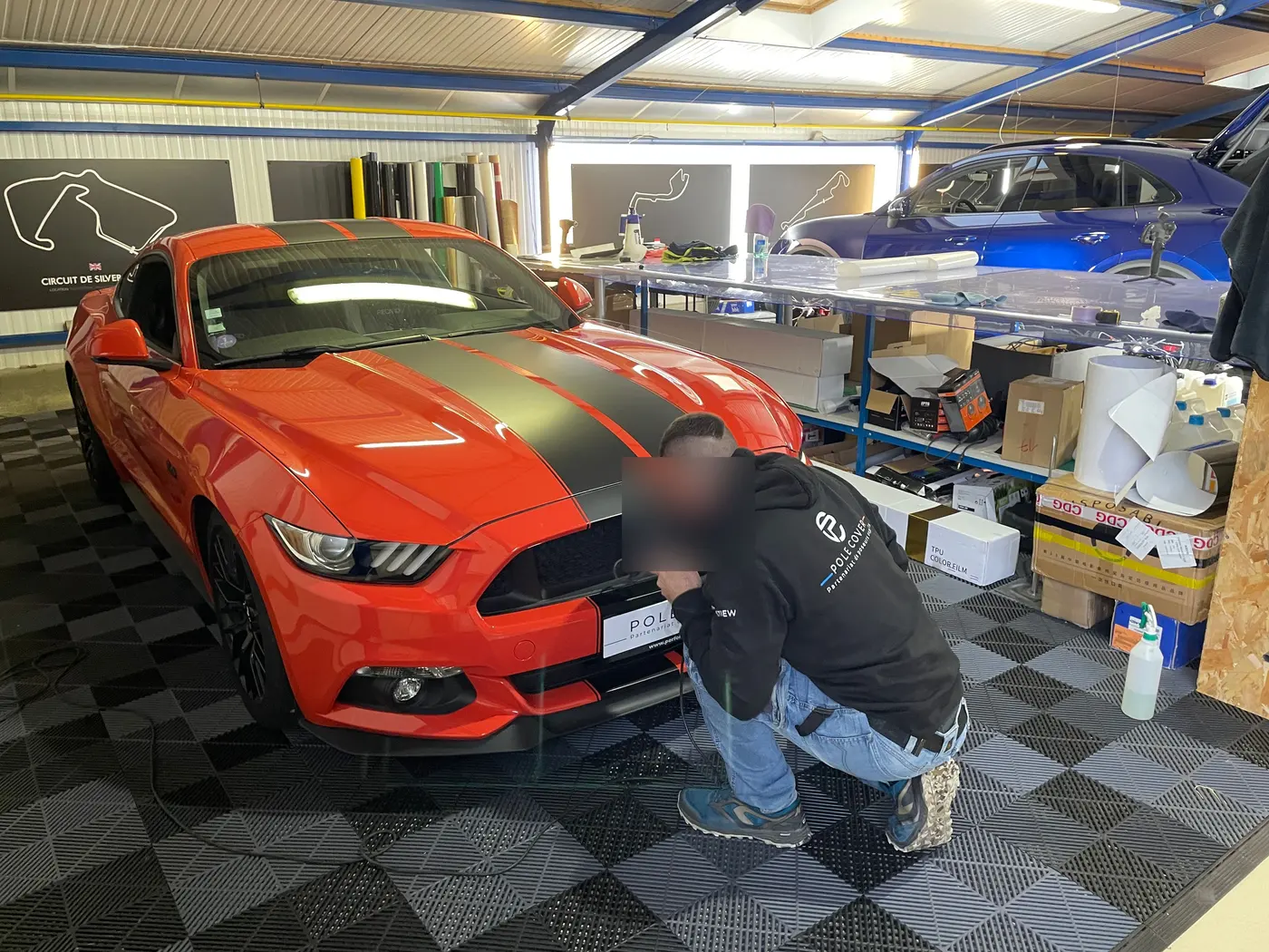 Préparation d'une Ford Mustang avant la pose du film de protection