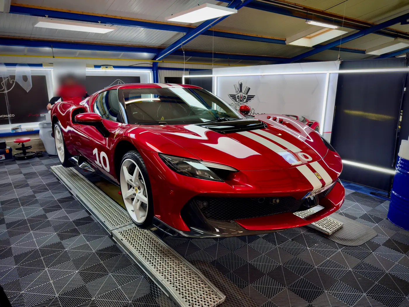 Ferrari protégée par un film PPF transparent intégral en atelier