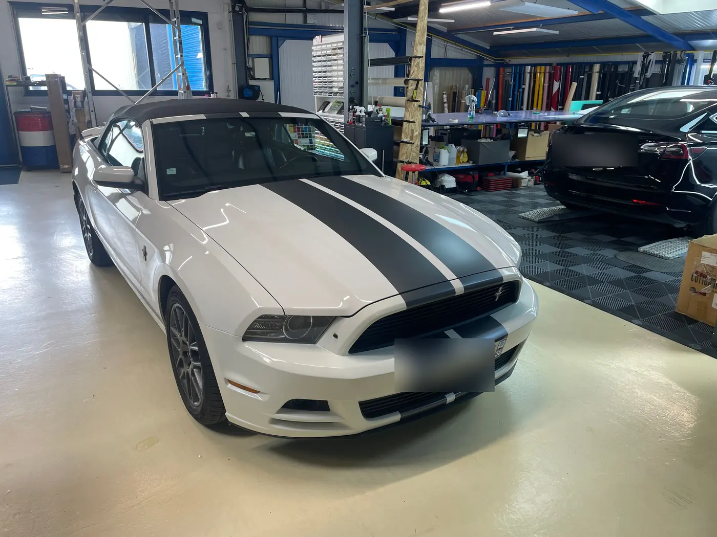 Ford Mustang cabriolet avec bandes de covering noir mat (pose de bandes personnalisées)